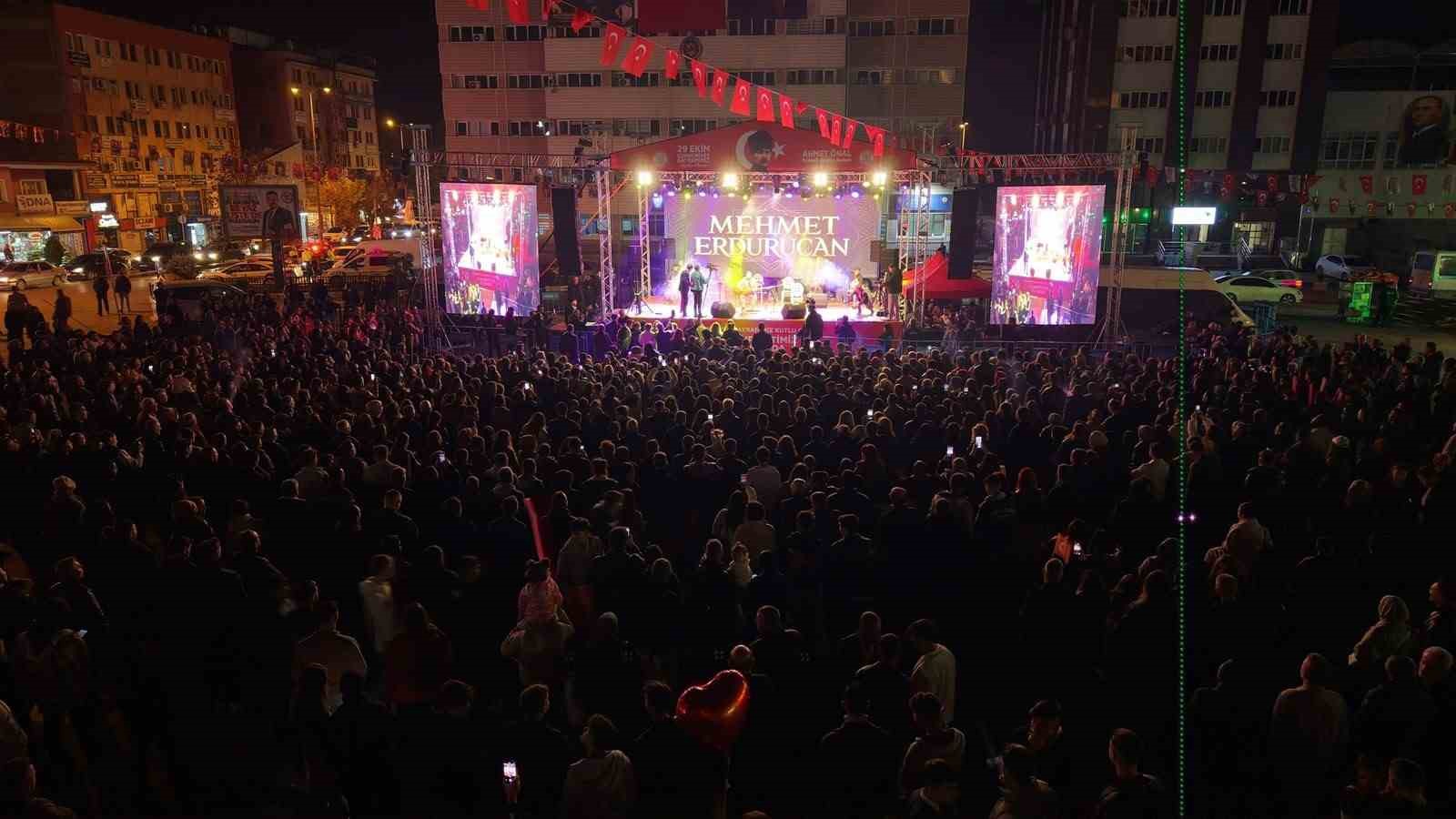 Kırıkkale’de Cumhuriyet’in 103. yılı fener alayı ve konserle kutlandı