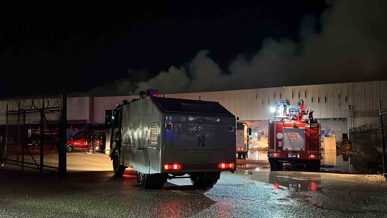 Mersin’de antrepoda çıkan yangın kontrol altına alındı