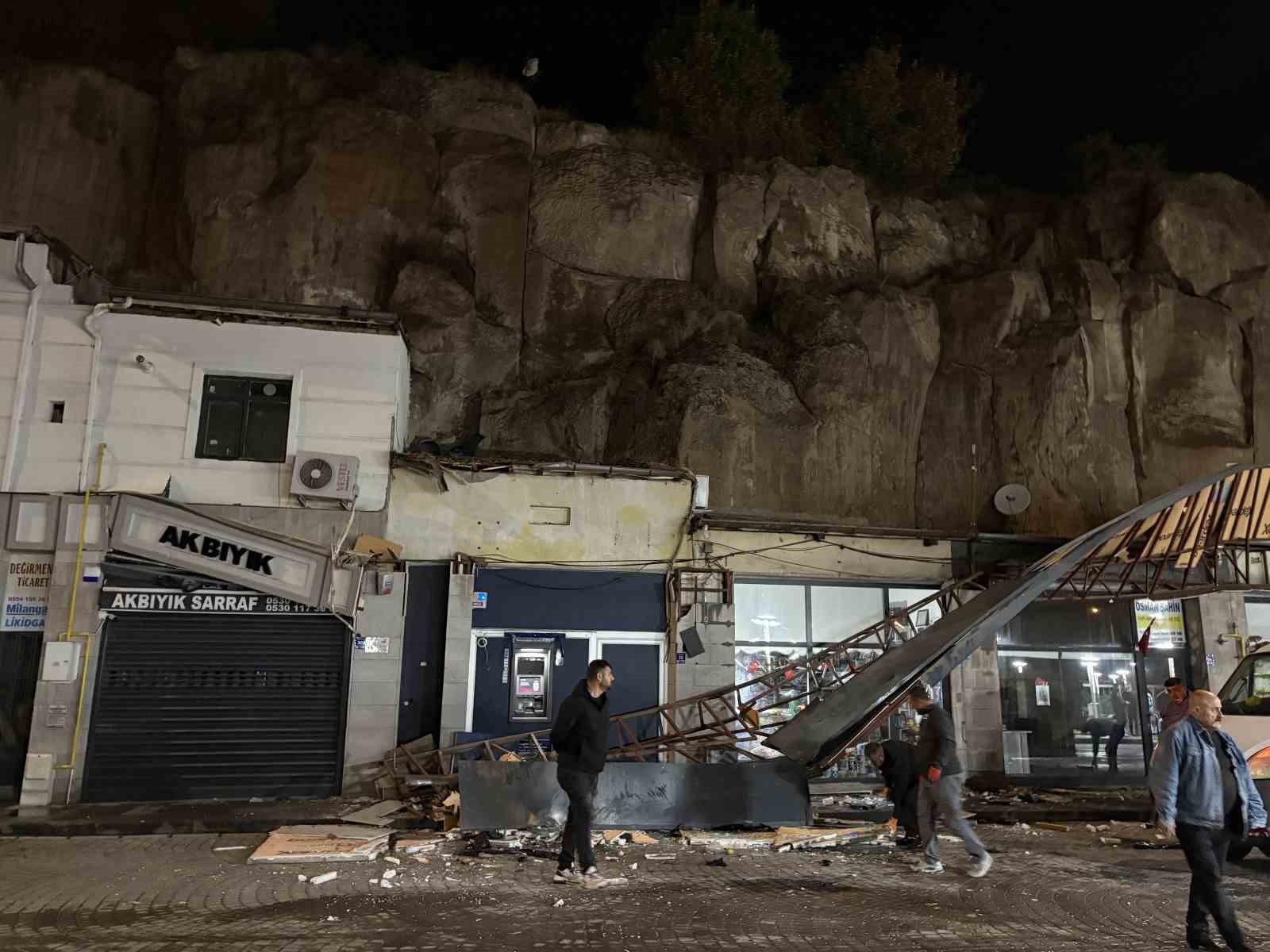 Kayseri’de otomobil 50 metre yükseklikteki kayalıktan dükkanların üzerine uçtu: 1 yaralı
