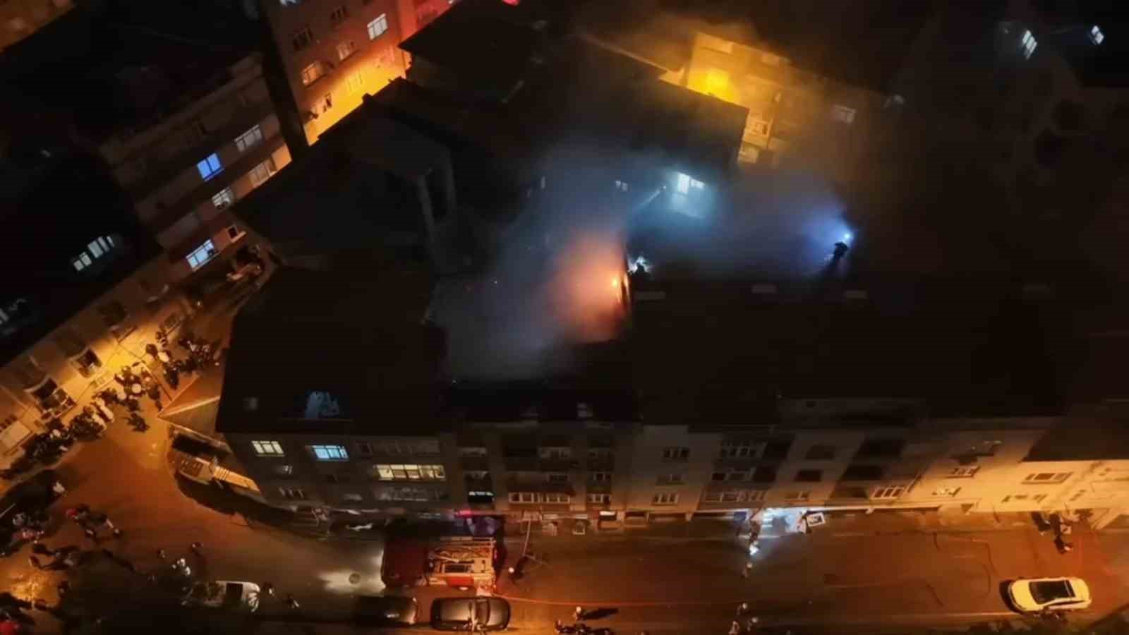 Kağıthane’de 5 katlı binanın çatısı alev alev yandı