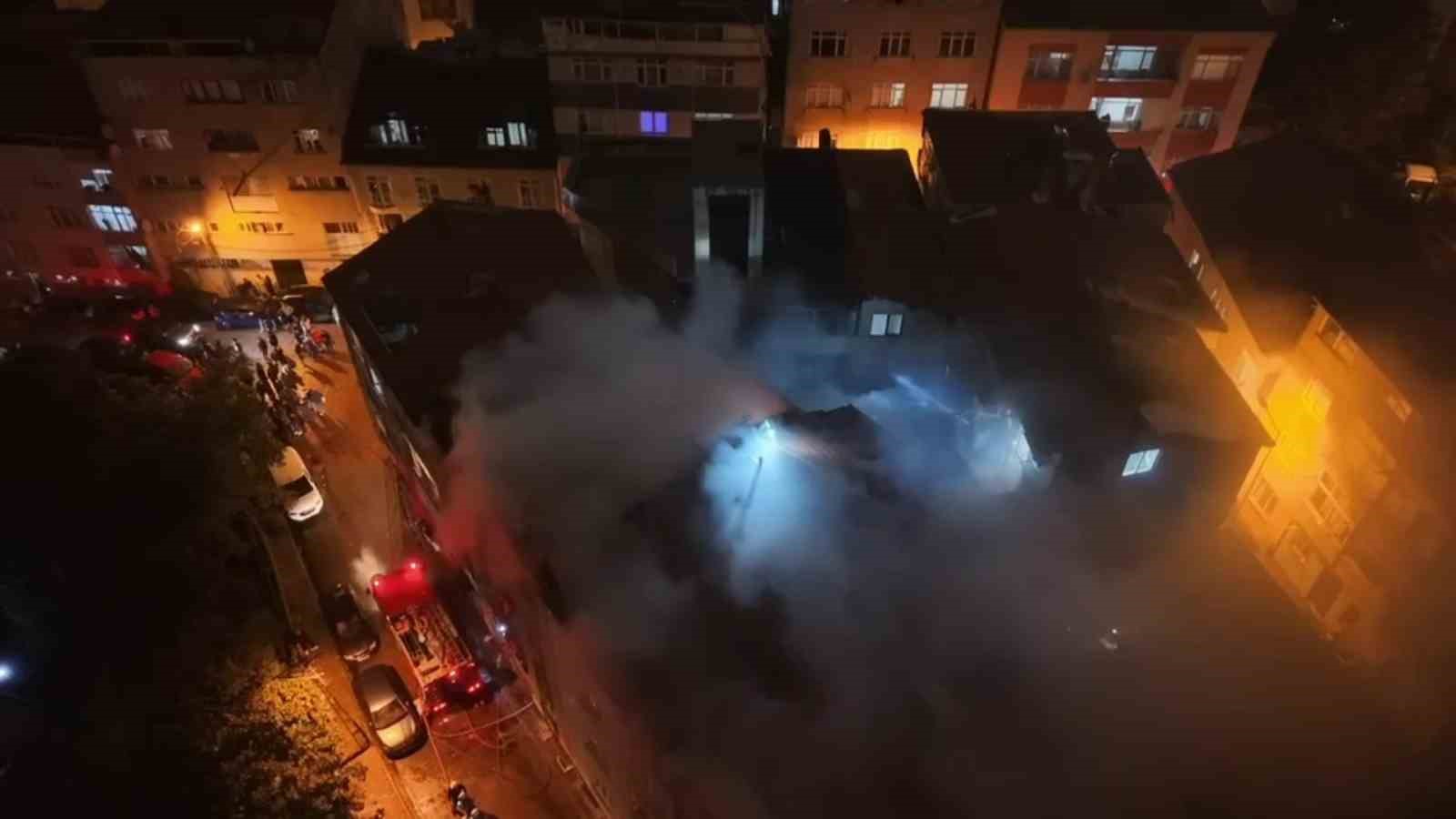 Kağıthane’de 5 katlı binanın çatısı alev alev yandı