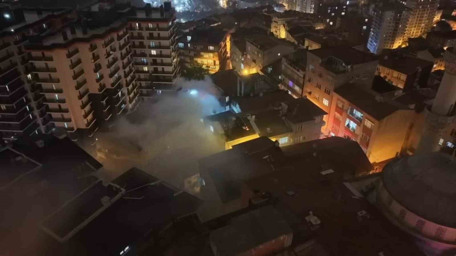 Kağıthane’de 5 katlı binanın çatısı alev alev yandı