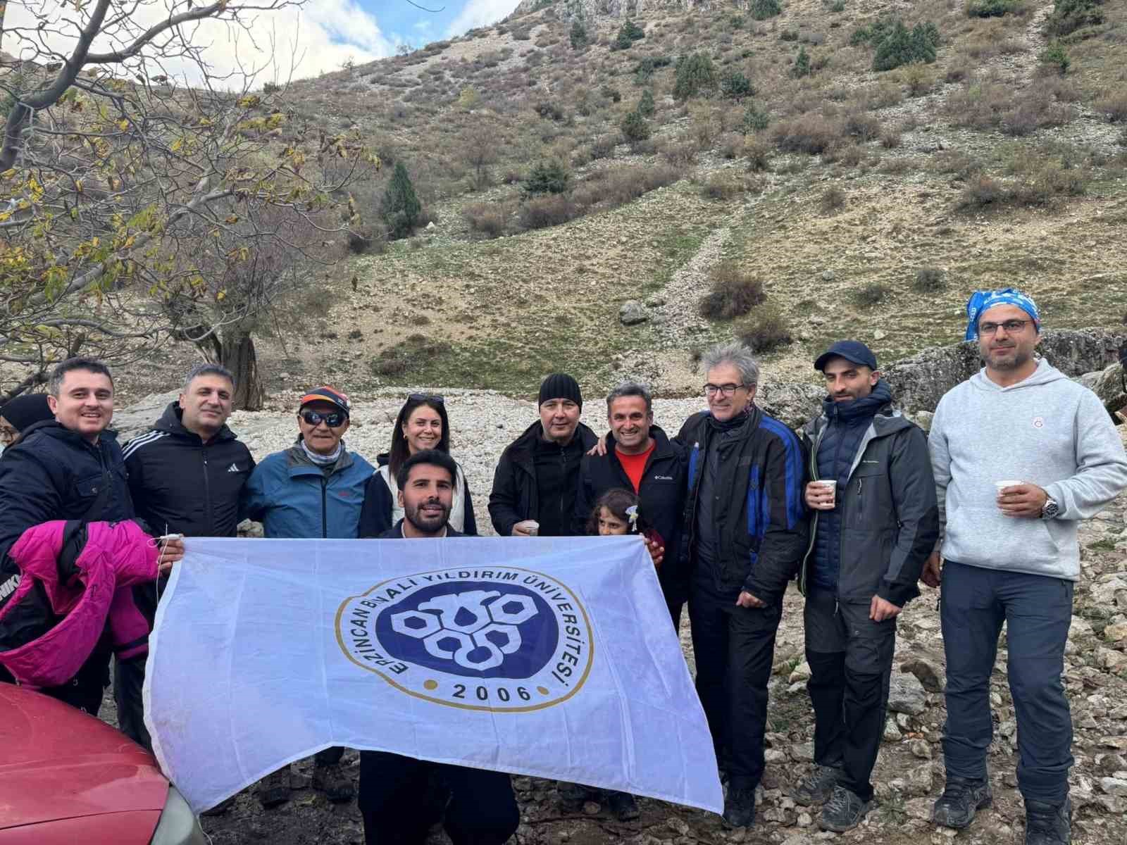 Erzincan’da Cumhuriyet’in 103. yılı doğa yürüyüşüyle kutlandı