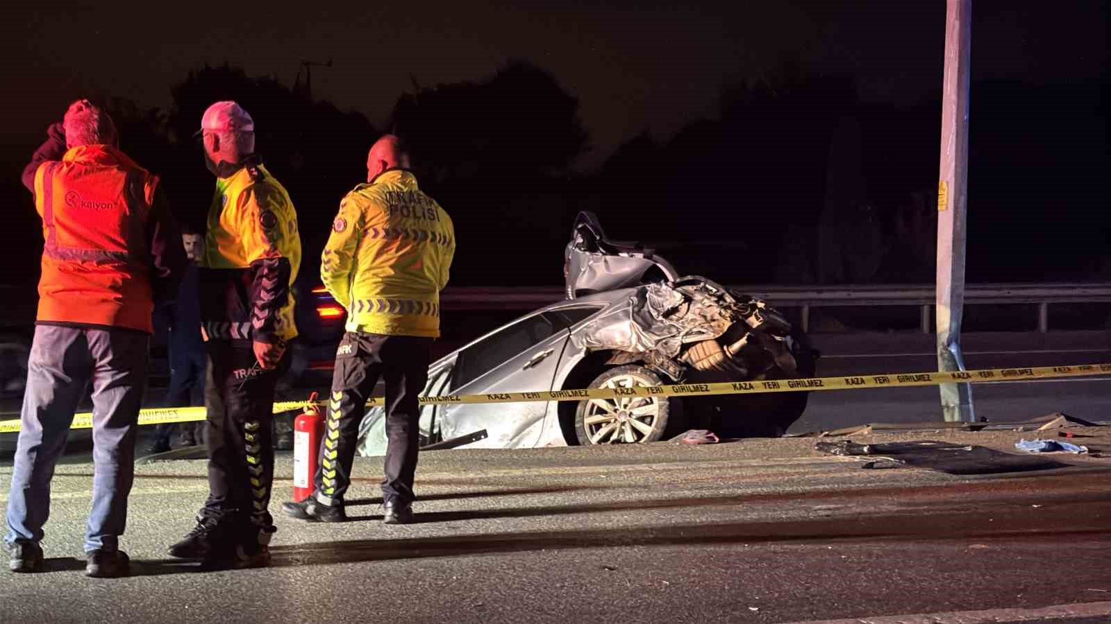Çanakkale’de otomobil paramparça oldu: 2 kişi hayatını kaybetti