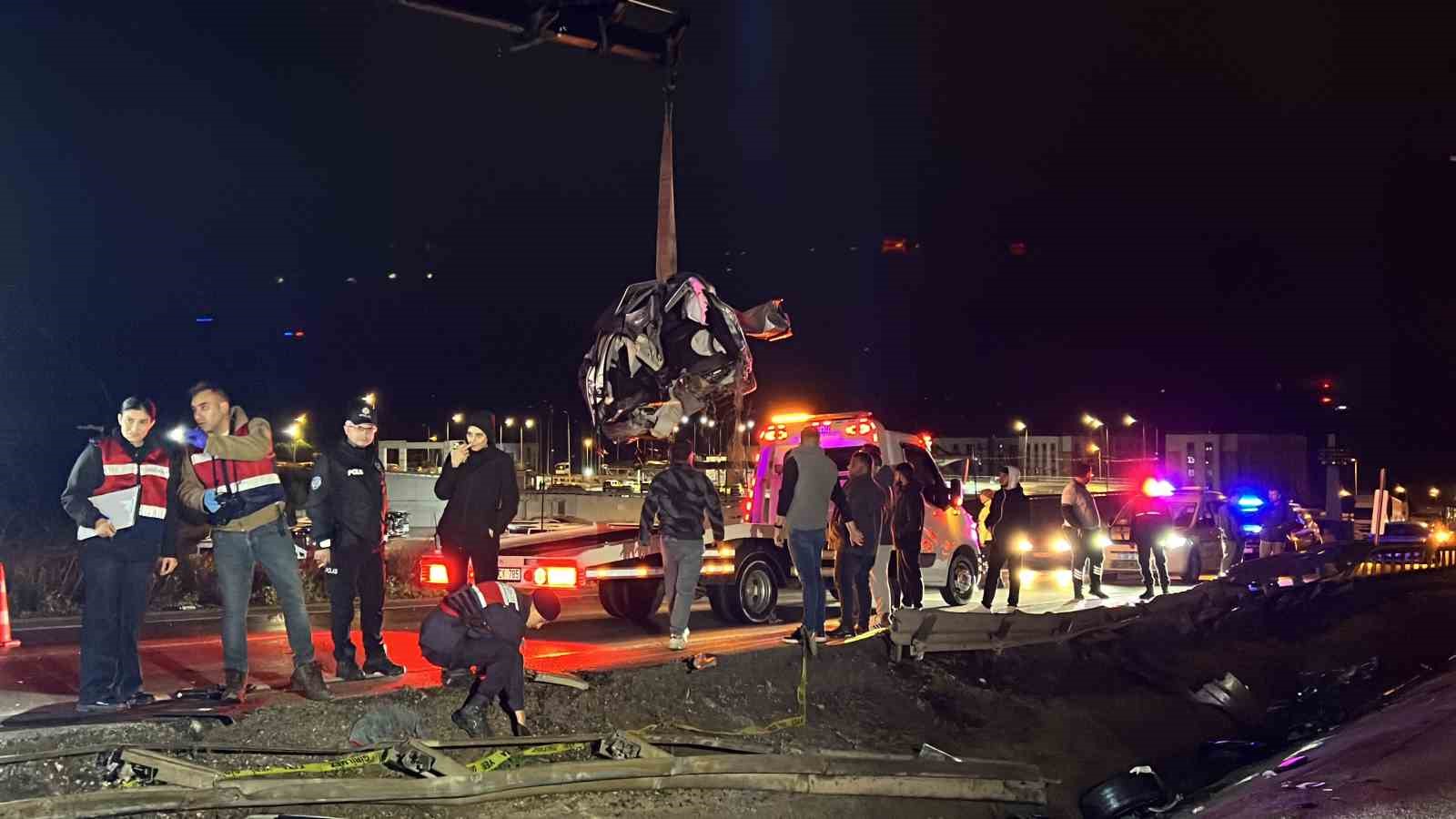 Çanakkale’de otomobil paramparça oldu: 2 kişi hayatını kaybetti