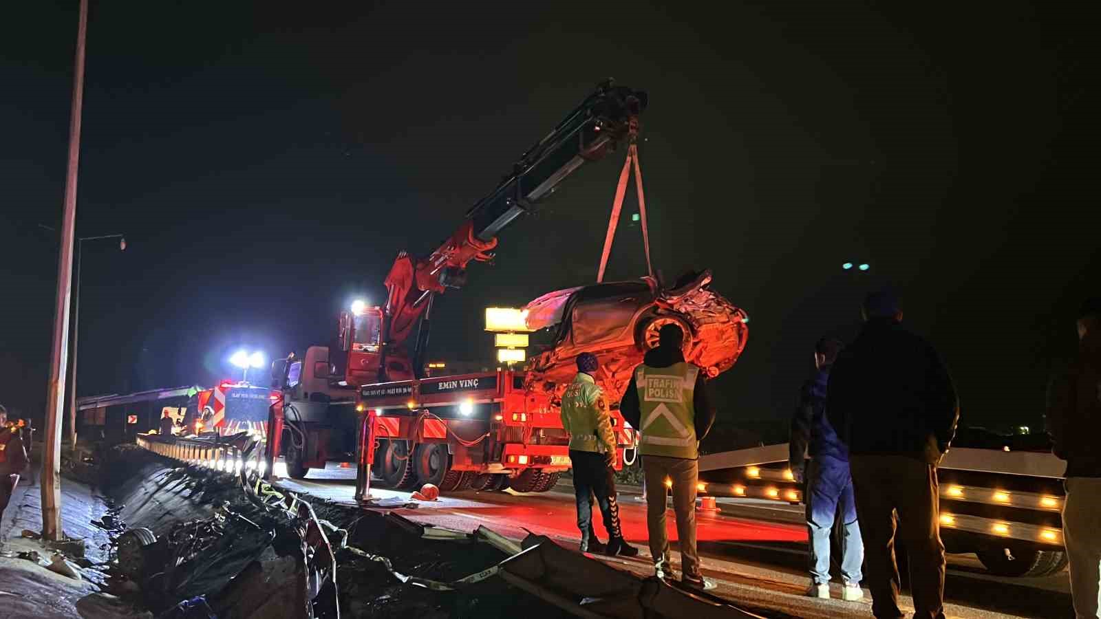 Çanakkale’de otomobil paramparça oldu: 2 kişi hayatını kaybetti
