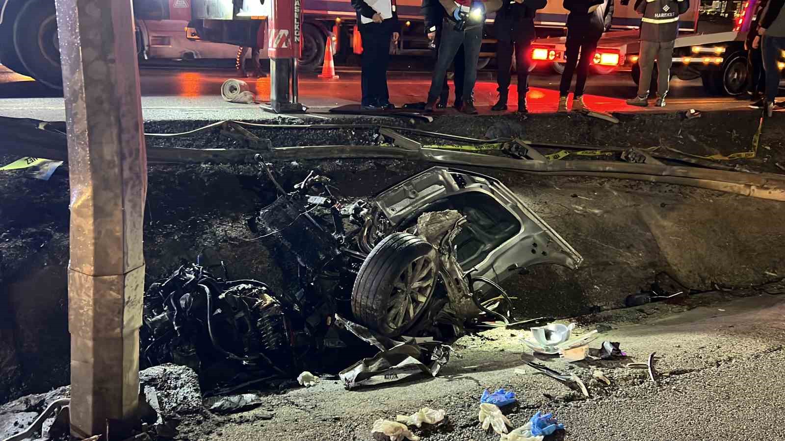 Çanakkale’de otomobil paramparça oldu: 2 kişi hayatını kaybetti