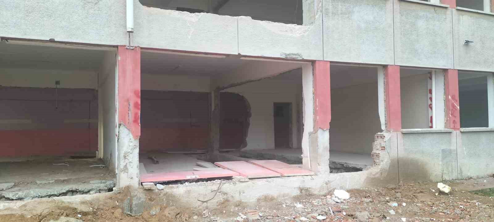 Çivril’de 44 yıllık okulda güçlendirme çalışmaları başladı