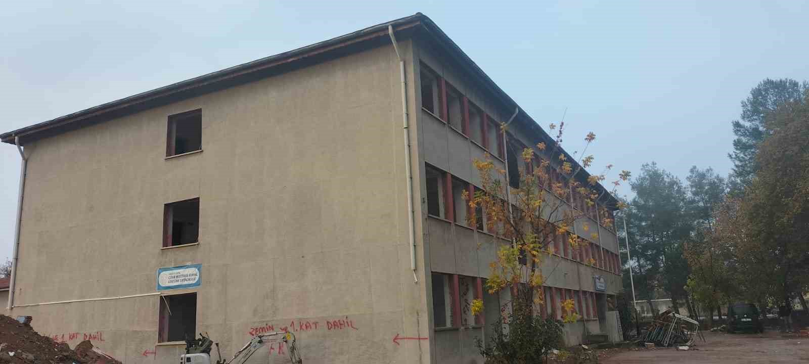 Çivril’de 44 yıllık okulda güçlendirme çalışmaları başladı