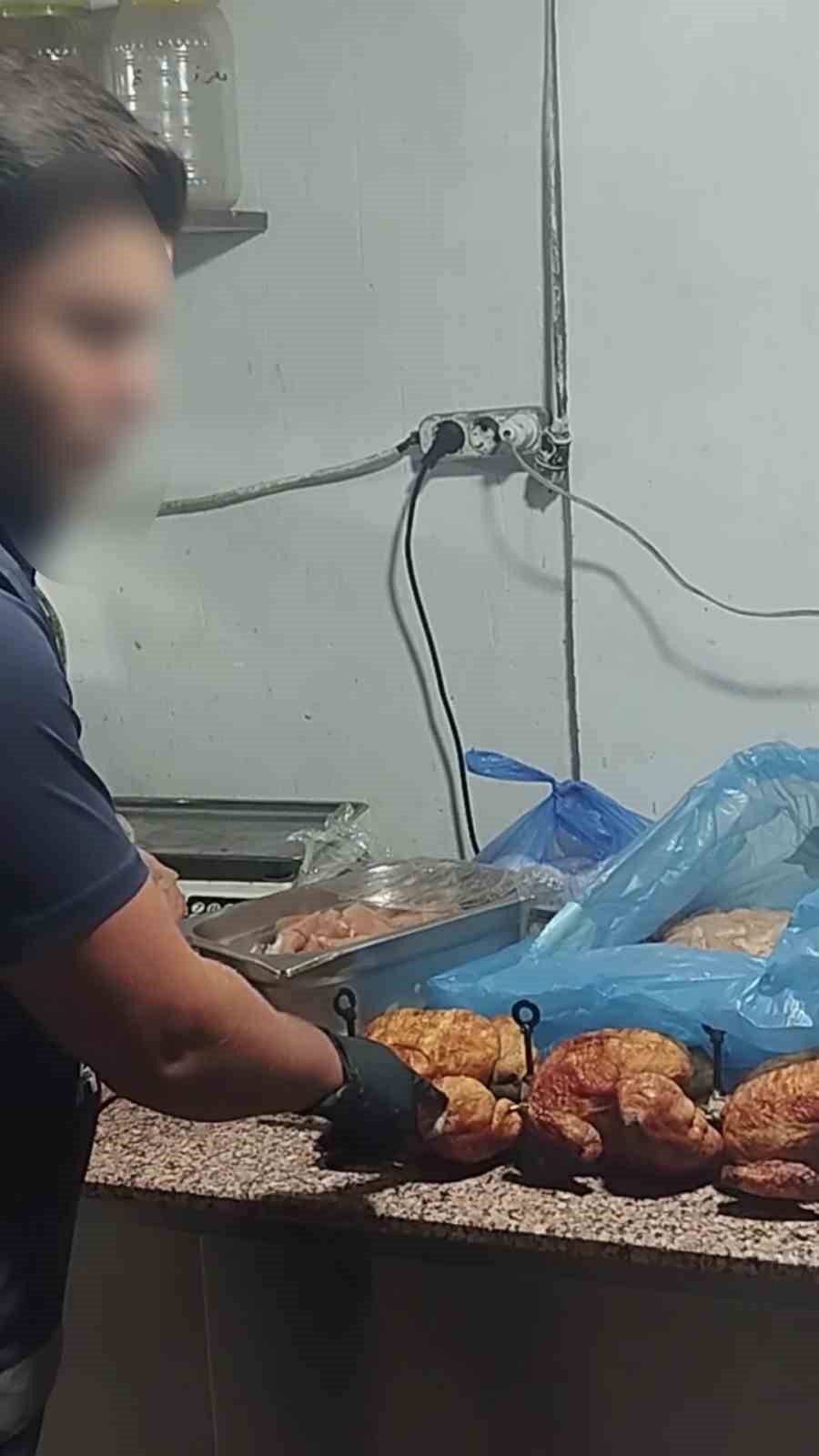 Mide bulandıran görüntülerin ortaya çıktığı restoranda vatandaşlara yedirilmeye hazırlanan bozuk tavuk ele geçirildi