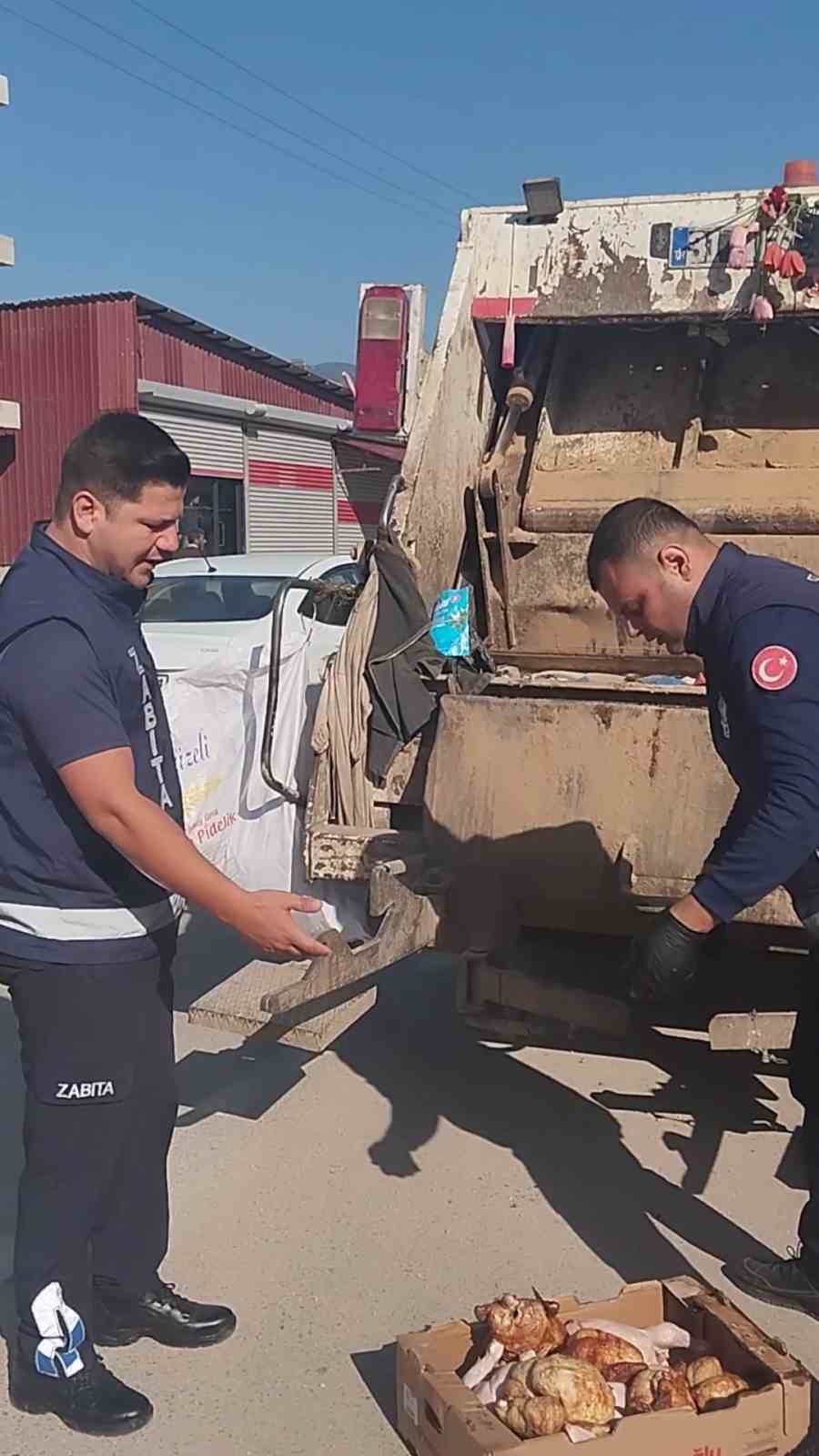 Mide bulandıran görüntülerin ortaya çıktığı restoranda vatandaşlara yedirilmeye hazırlanan bozuk tavuk ele geçirildi
