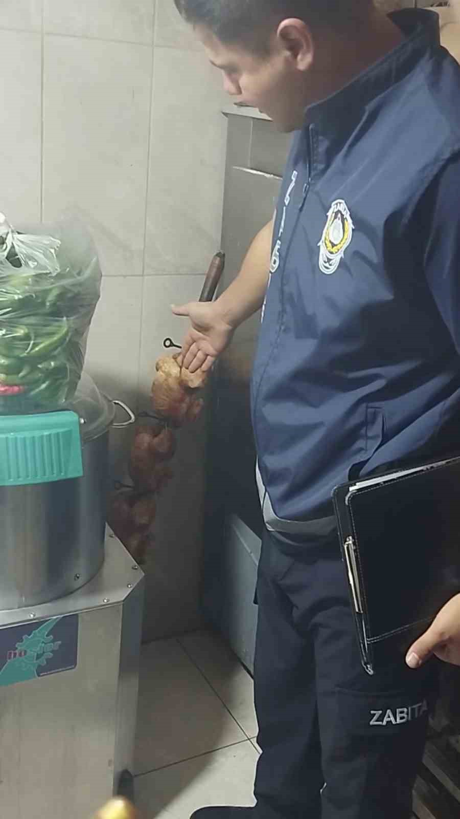 Mide bulandıran görüntülerin ortaya çıktığı restoranda vatandaşlara yedirilmeye hazırlanan bozuk tavuk ele geçirildi