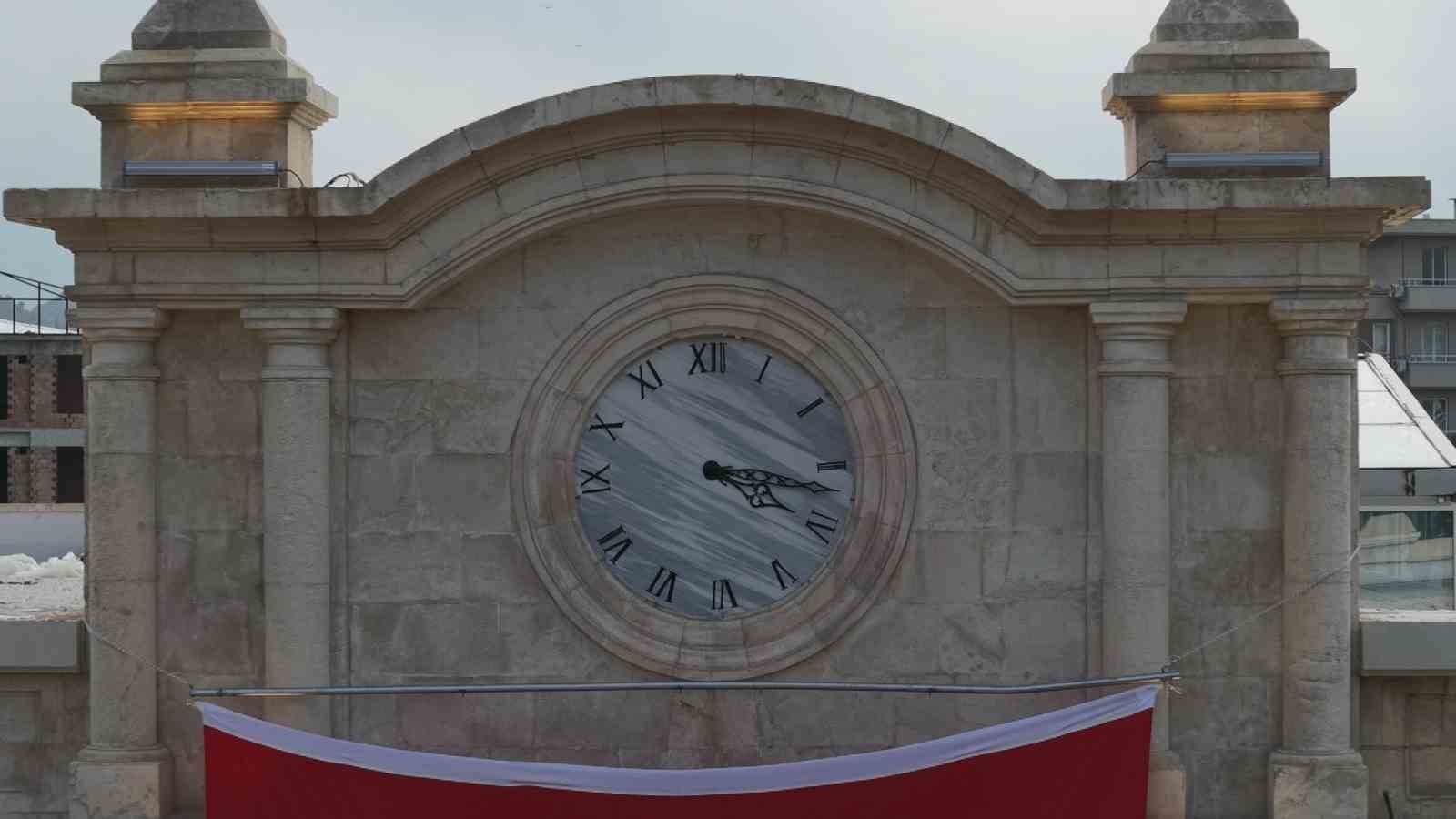 Depremin ardından yeniden inşa edilen 98 yıllık tarihi valilik binasında saat 04.17’de sabitlendi