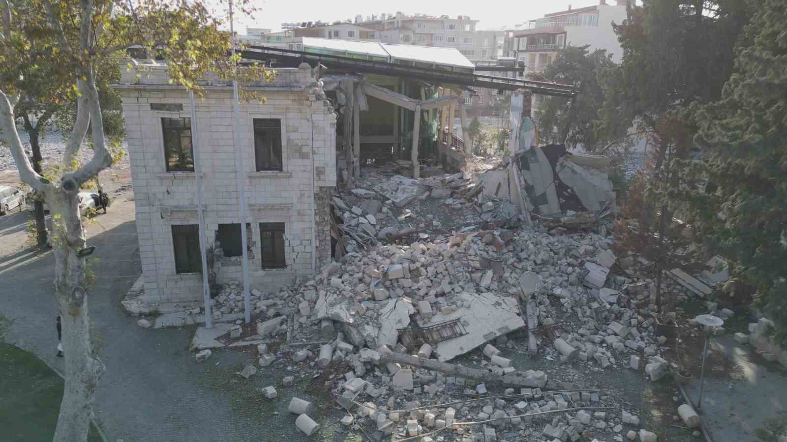 Depremin ardından yeniden inşa edilen 98 yıllık tarihi valilik binasında saat 04.17’de sabitlendi