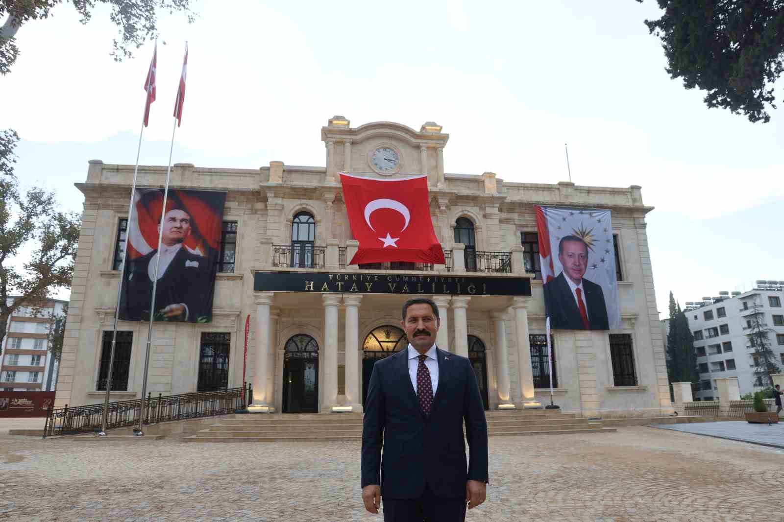 Depremin ardından yeniden inşa edilen 98 yıllık tarihi valilik binasında saat 04.17’de sabitlendi