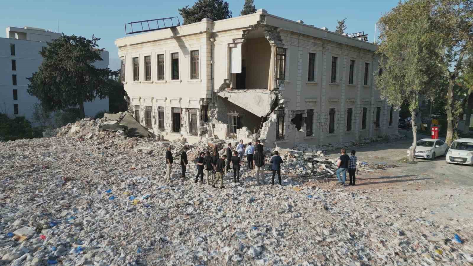 Depremin ardından yeniden inşa edilen 98 yıllık tarihi valilik binasında saat 04.17’de sabitlendi