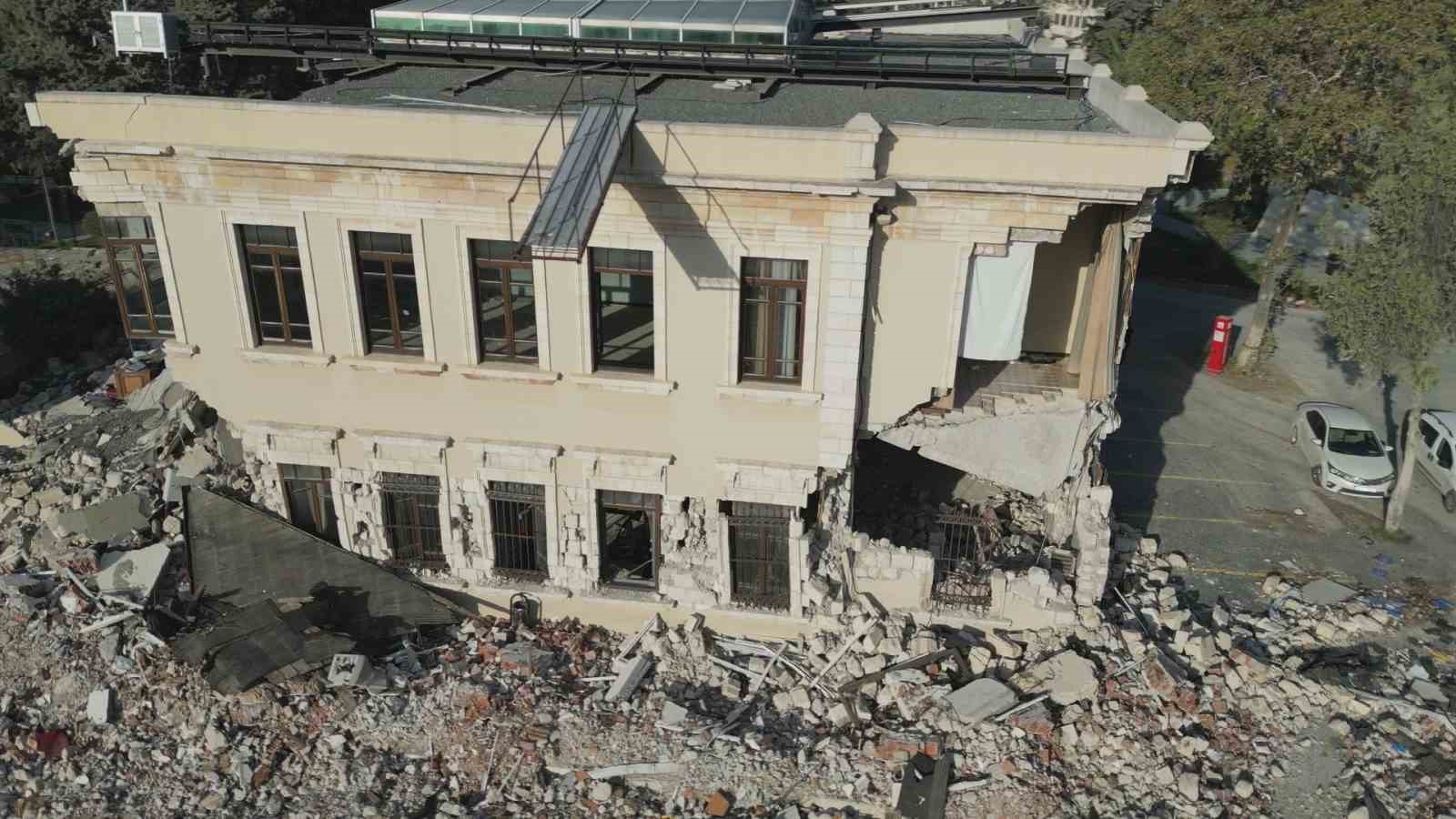 Depremin ardından yeniden inşa edilen 98 yıllık tarihi valilik binasında saat 04.17’de sabitlendi