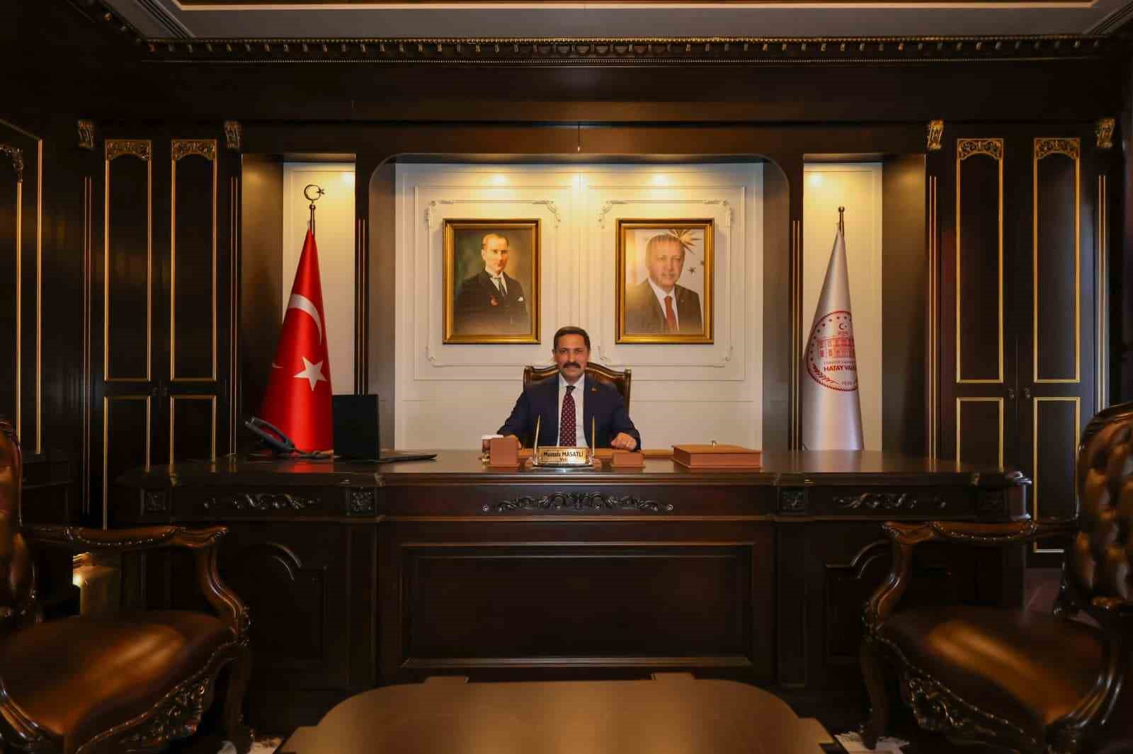 Depremin ardından yeniden inşa edilen 98 yıllık tarihi valilik binasında saat 04.17’de sabitlendi
