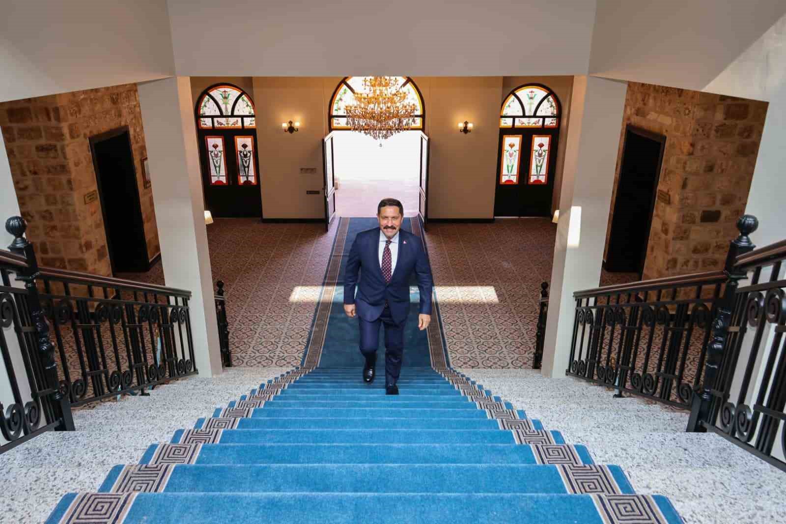 Depremin ardından yeniden inşa edilen 98 yıllık tarihi valilik binasında saat 04.17’de sabitlendi