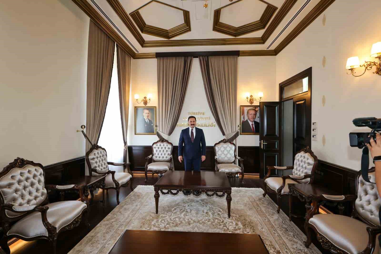 Depremin ardından yeniden inşa edilen 98 yıllık tarihi valilik binasında saat 04.17’de sabitlendi