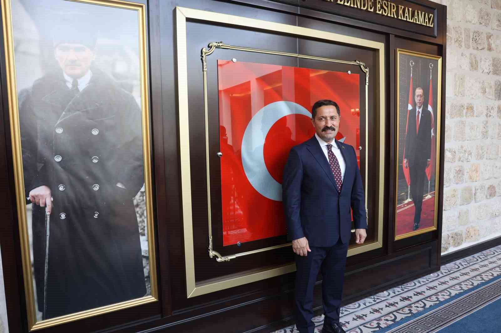 Depremin ardından yeniden inşa edilen 98 yıllık tarihi valilik binasında saat 04.17’de sabitlendi