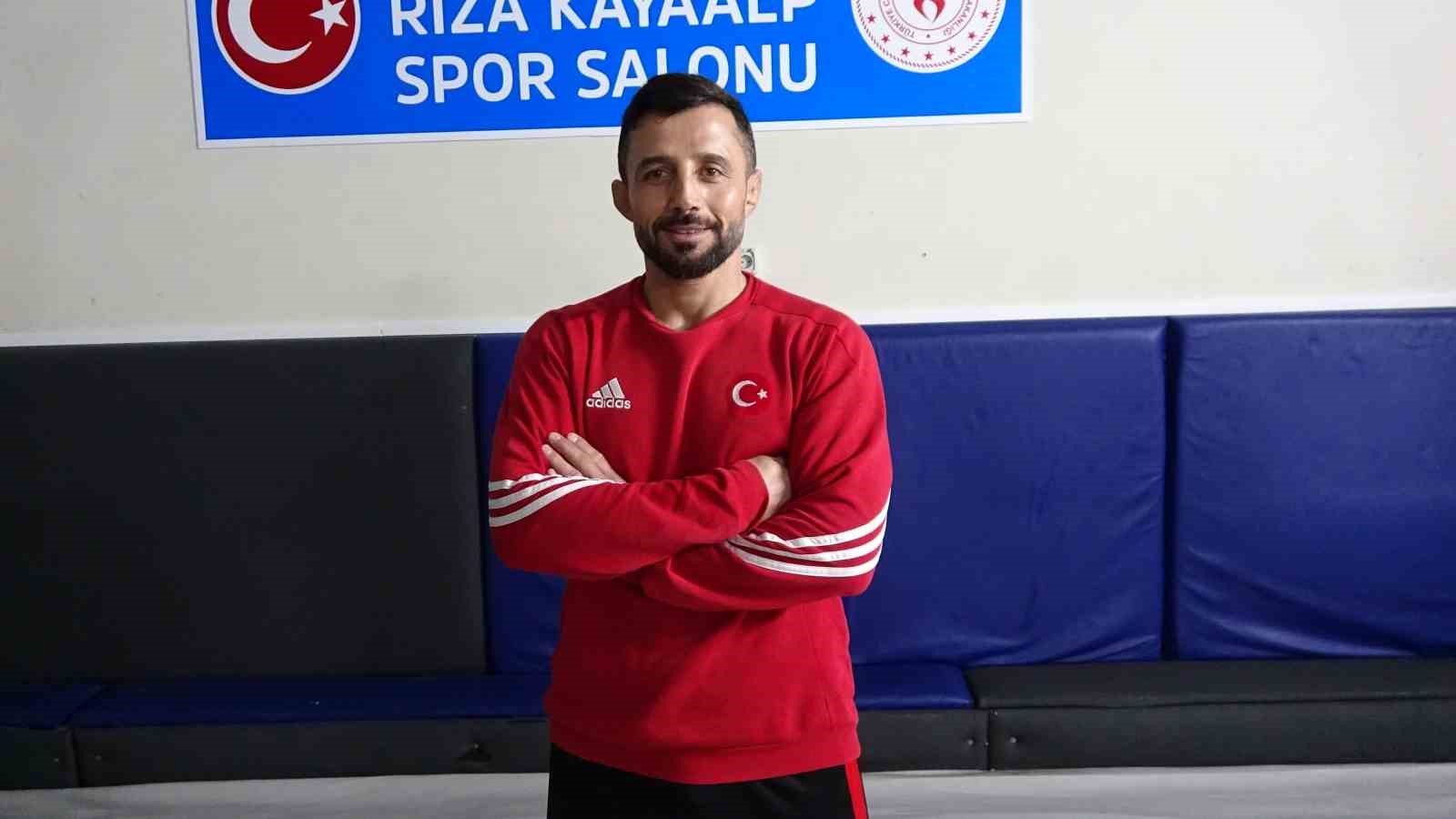 Partner bulamadı, öğrencileriyle hazırlandı; dünya üçüncüsü oldu