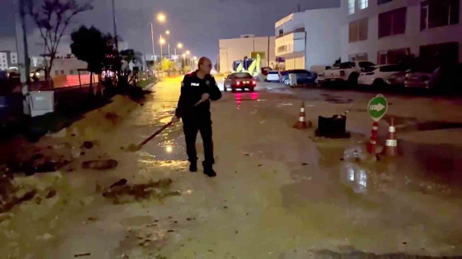 Araçlar zarar görmesin diye küreği eline alan polis memurları, suyla dolan çukurları toprakla doldurdular