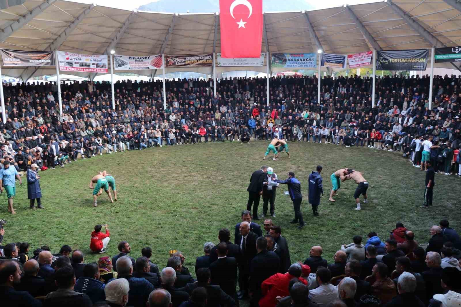 Cumhuriyet ile yaşıt karakucak güreşlerine yoğun ilgi