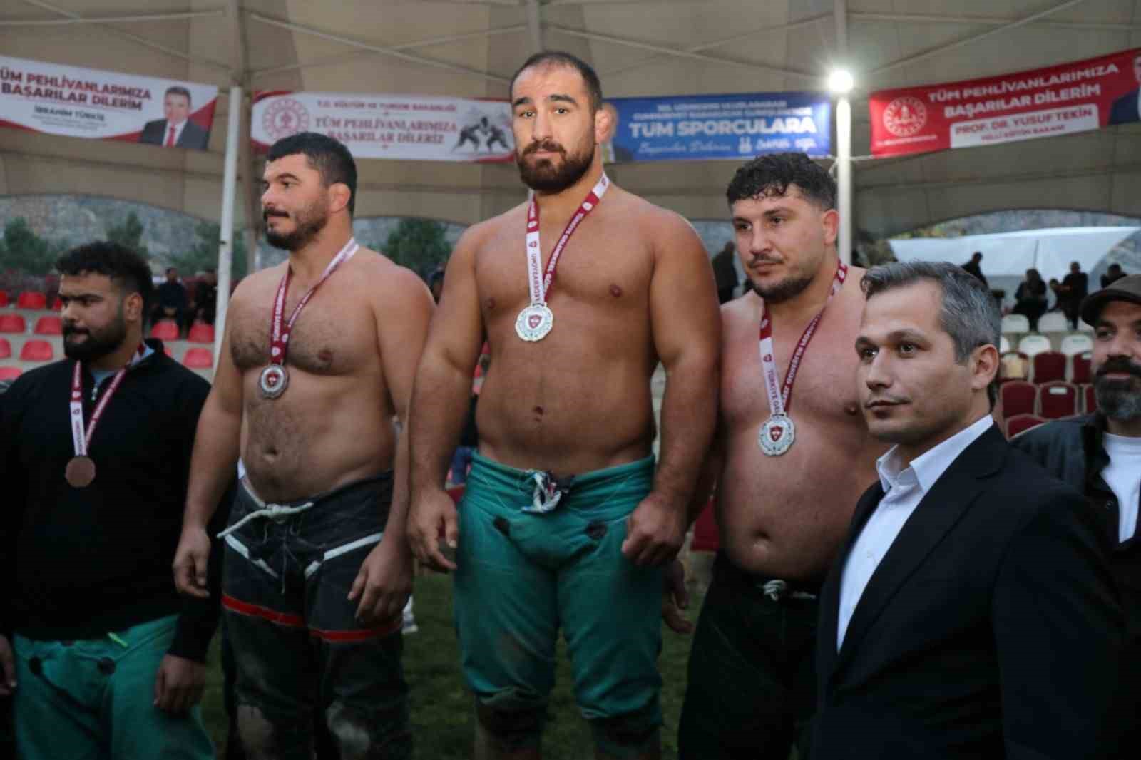 Cumhuriyet ile yaşıt karakucak güreşlerine yoğun ilgi