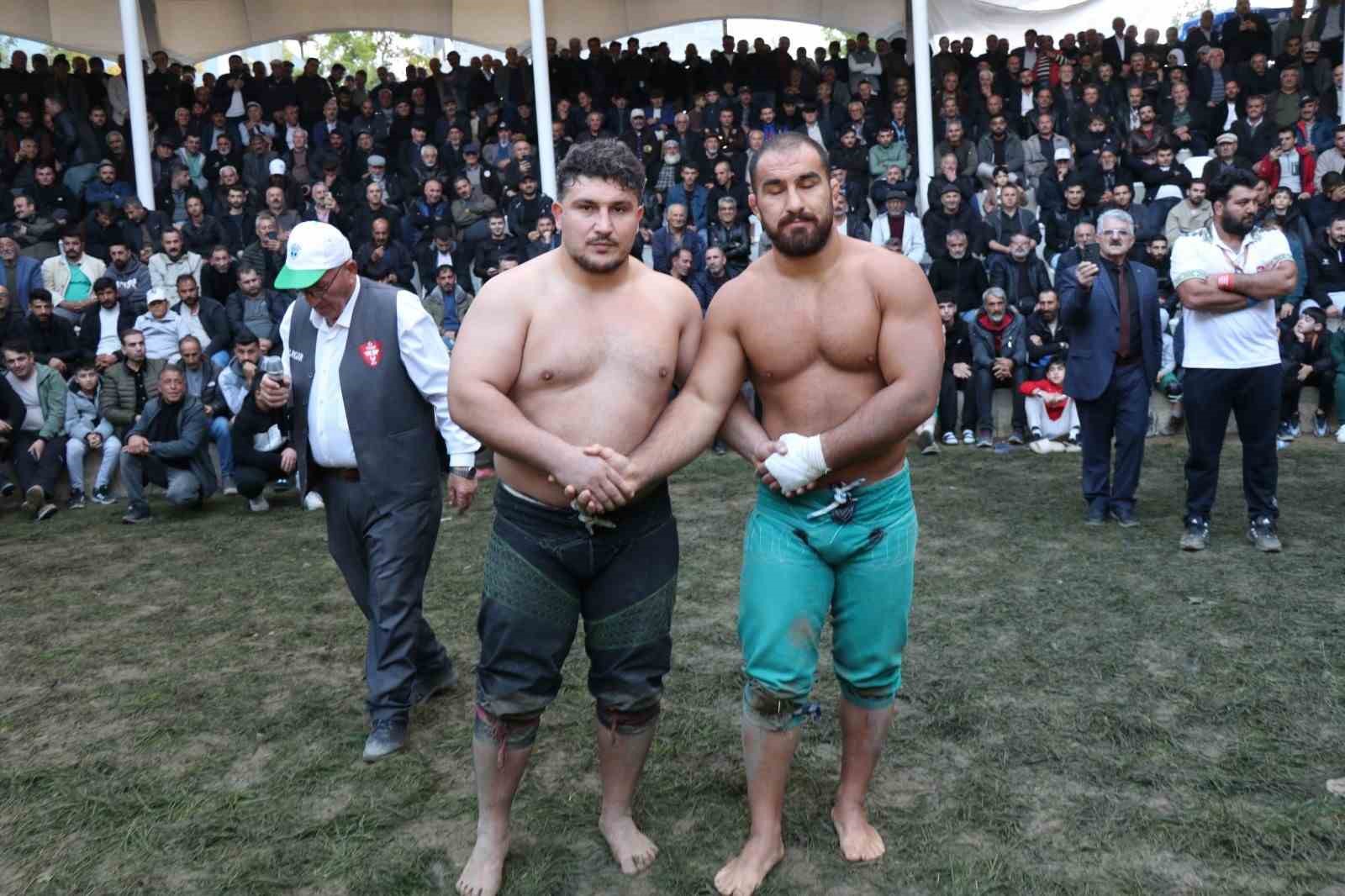 Cumhuriyet ile yaşıt karakucak güreşlerine yoğun ilgi
