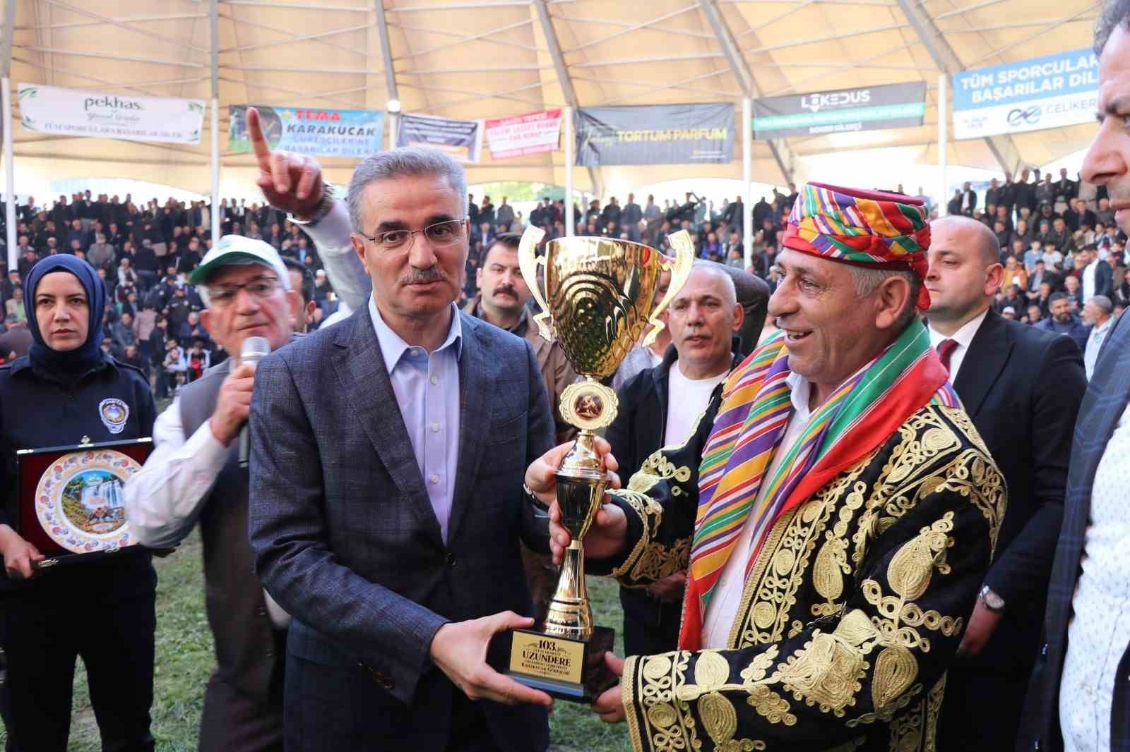 Cumhuriyet ile yaşıt karakucak güreşlerine yoğun ilgi