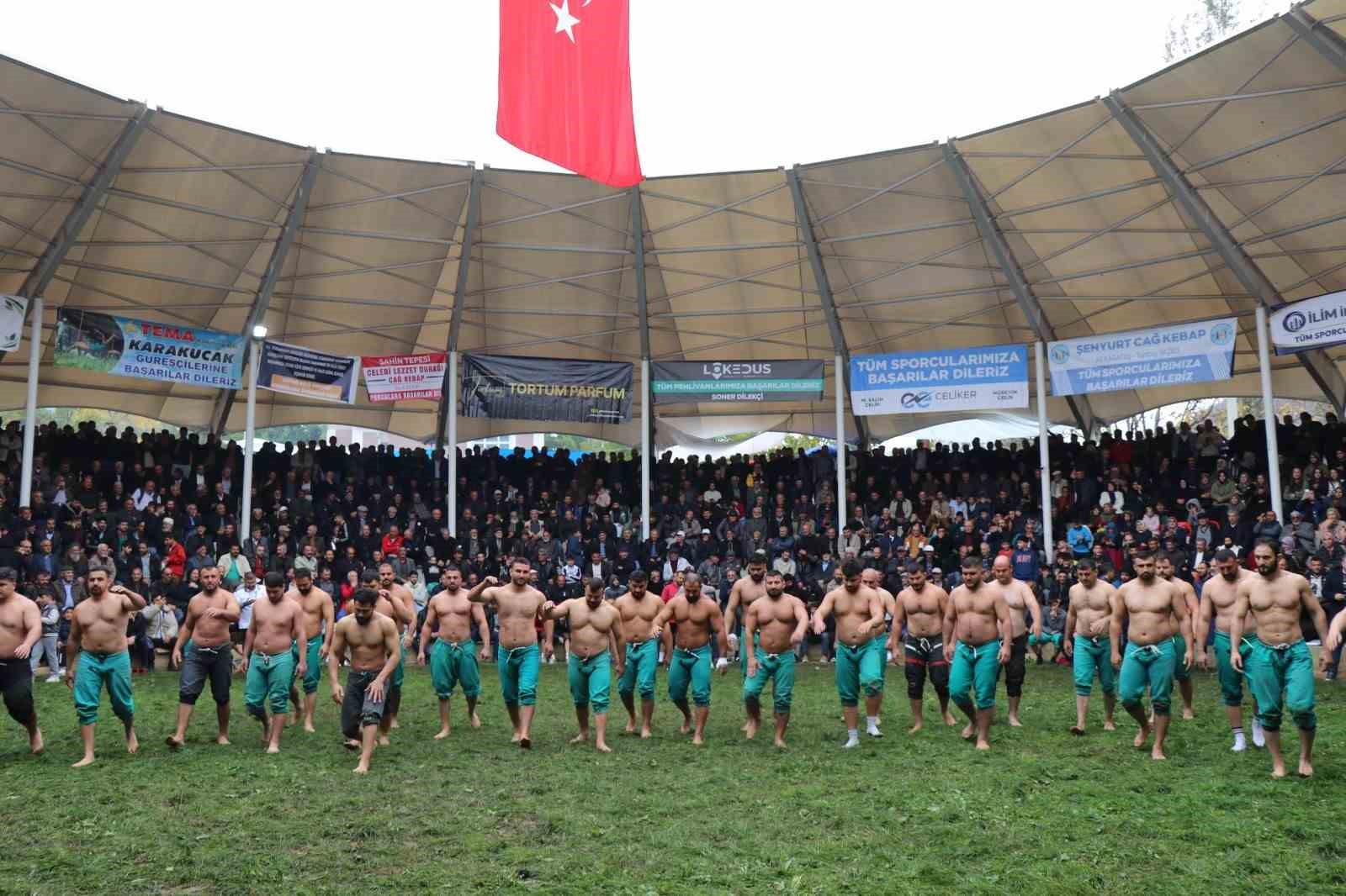 Cumhuriyet ile yaşıt karakucak güreşlerine yoğun ilgi