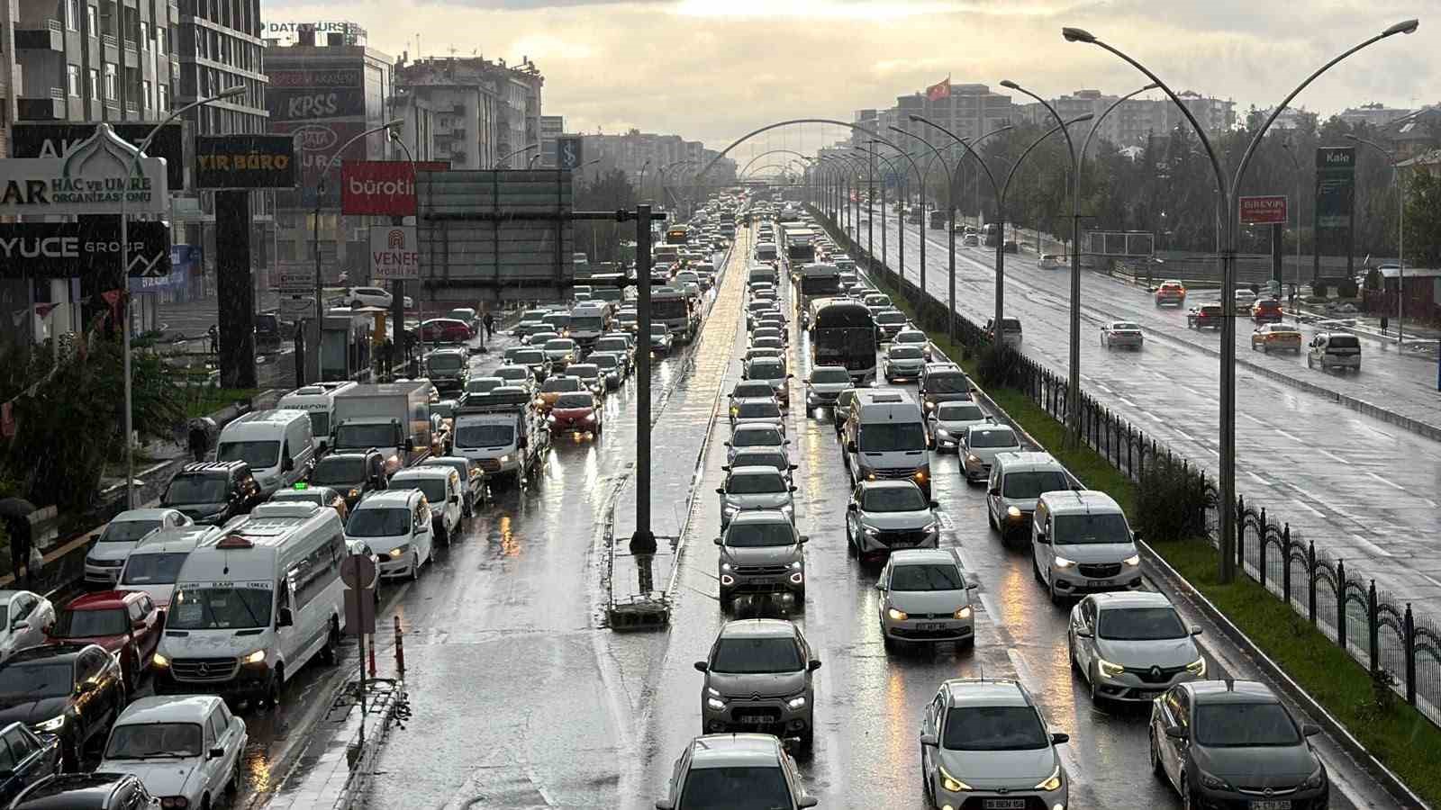 Diyarbakır’da sağanak yağışla alt geçitler tıkandı, hayat durma noktasına geldi