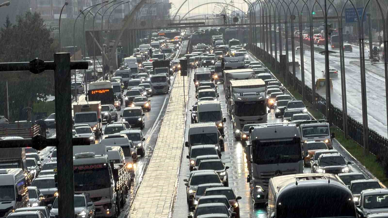 Diyarbakır’da sağanak yağışla alt geçitler tıkandı, hayat durma noktasına geldi