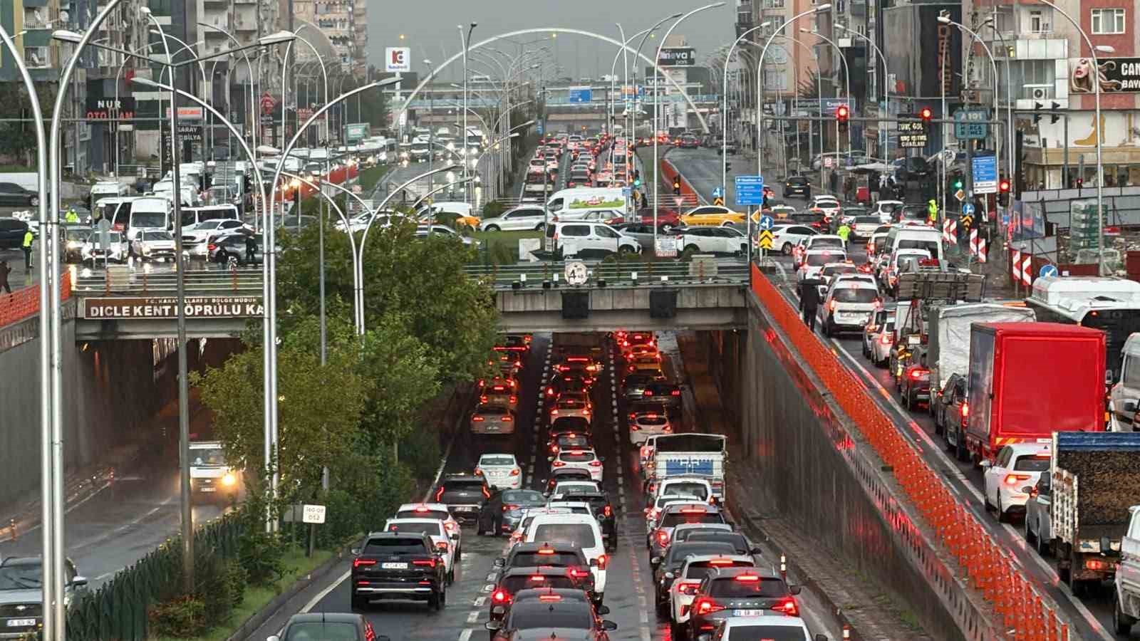 Diyarbakır’da sağanak yağışla alt geçitler tıkandı, hayat durma noktasına geldi