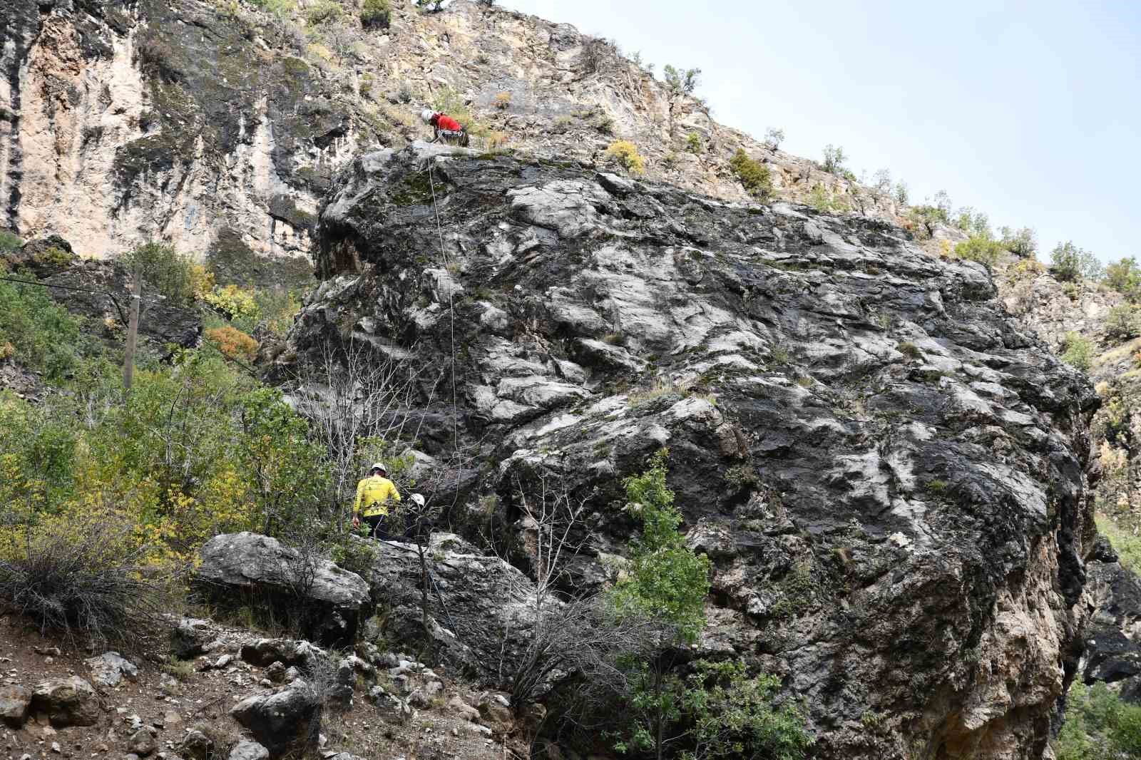 Şırnak yollarında Karadeniz ekiplerinin kaya operasyonu