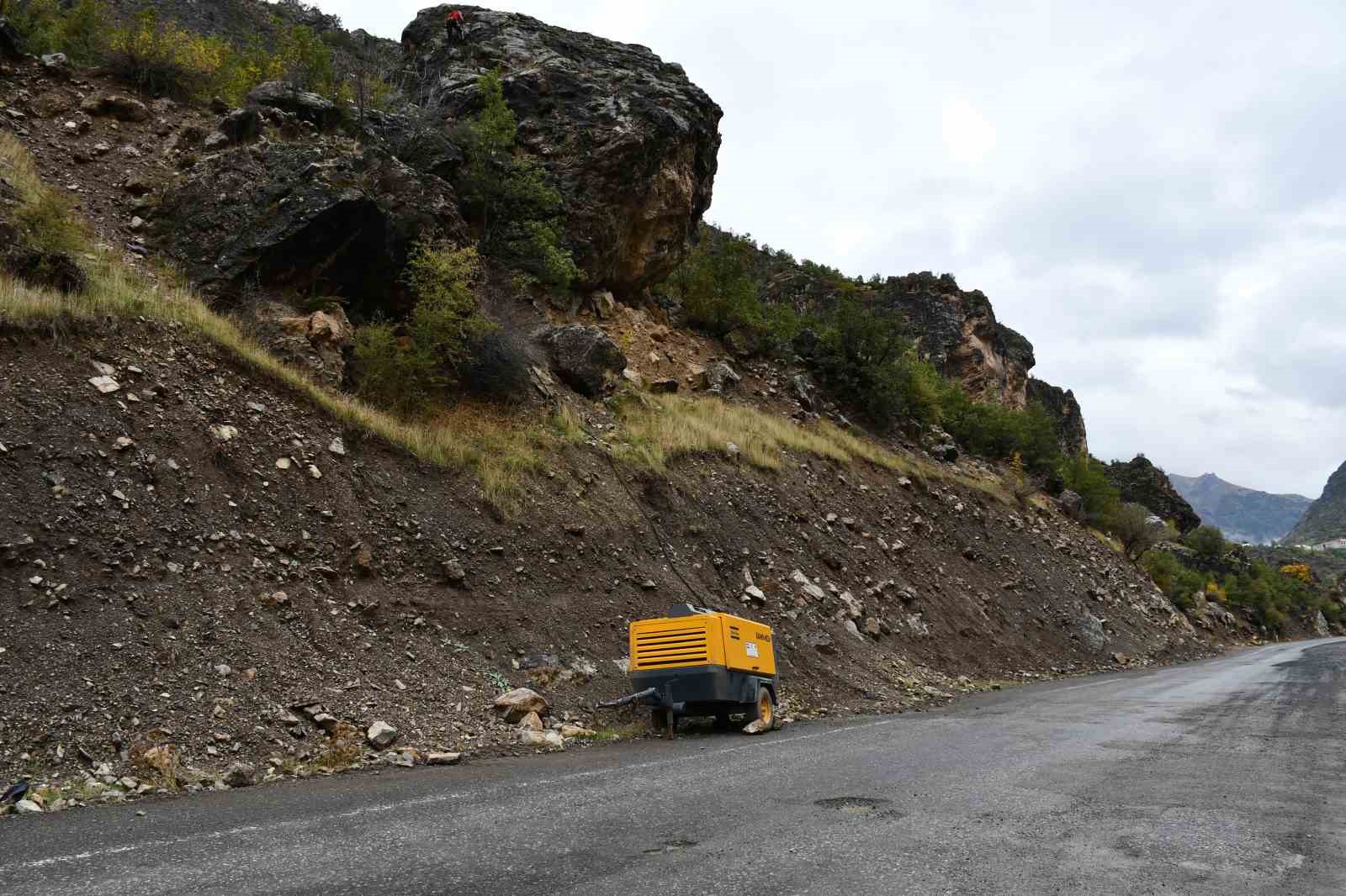 Şırnak yollarında Karadeniz ekiplerinin kaya operasyonu