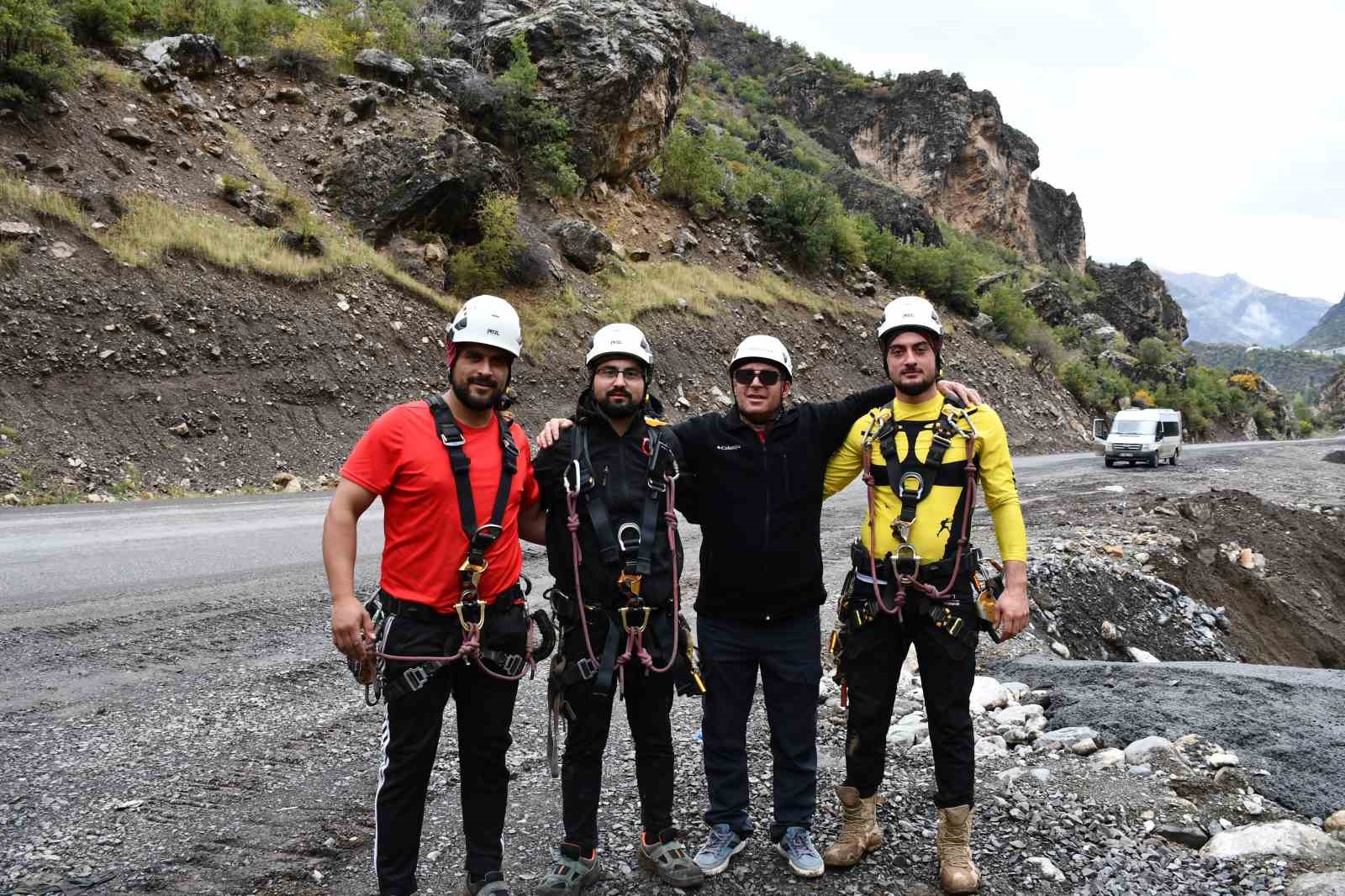 Şırnak yollarında Karadeniz ekiplerinin kaya operasyonu
