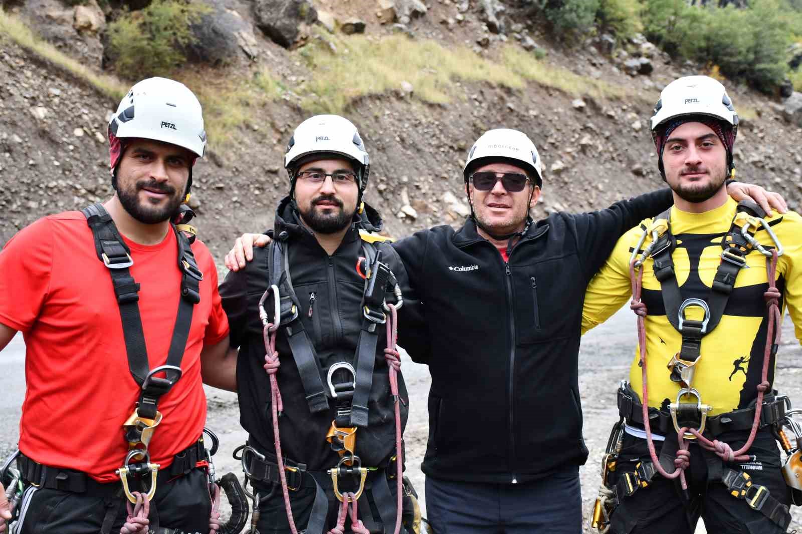 Şırnak yollarında Karadeniz ekiplerinin kaya operasyonu