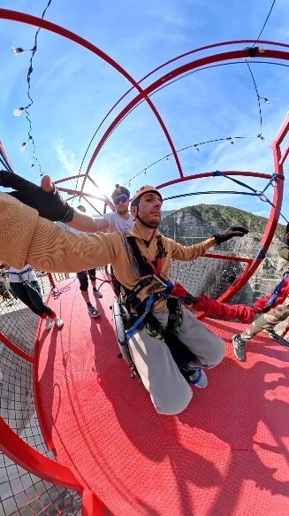 Tekerlekli sandalyesiyle 250 metrelik baraj gövdesinden atladı