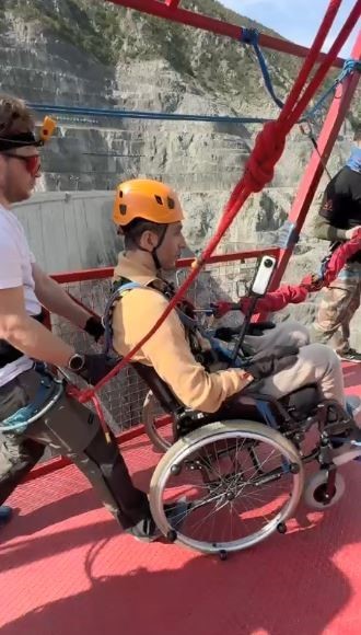 Tekerlekli sandalyesiyle 250 metrelik baraj gövdesinden atladı