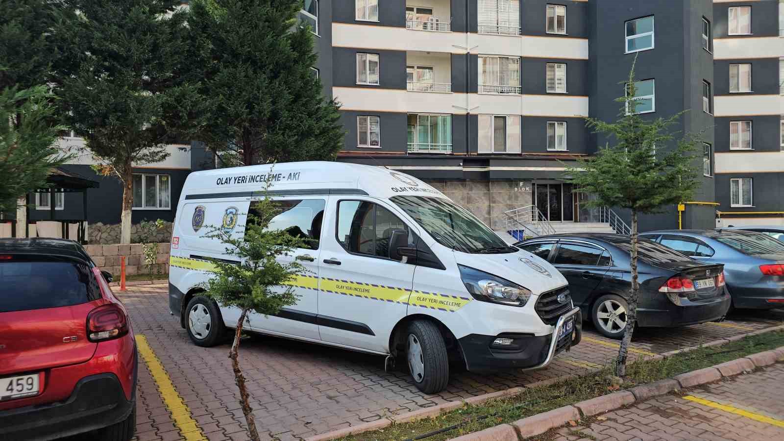 Kavga eden çift birbirini bıçakladı