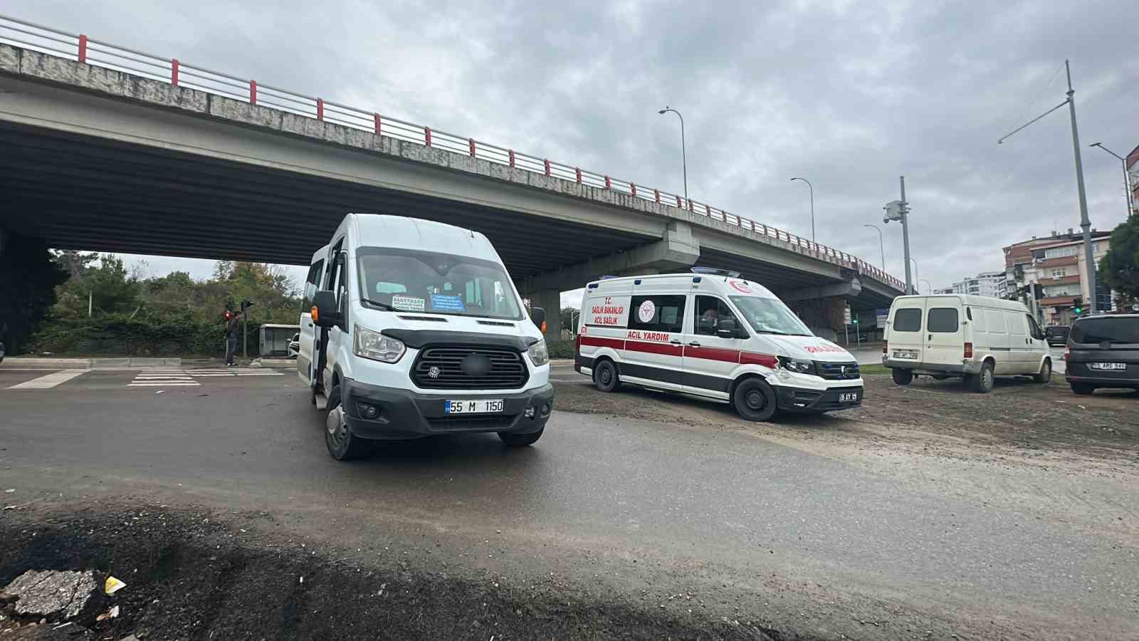 Samsun’da ambulans ile yolcu minibüsü çarpıştı