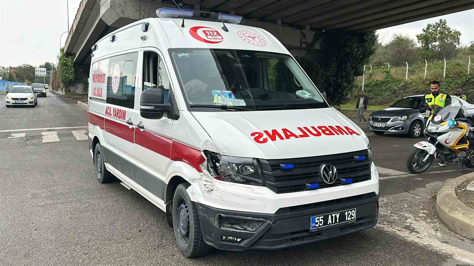 Samsun’da ambulans ile yolcu minibüsü çarpıştı