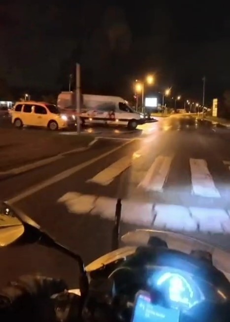 Hafif ticari araç ile motosiklet kavşakta çarpıştı