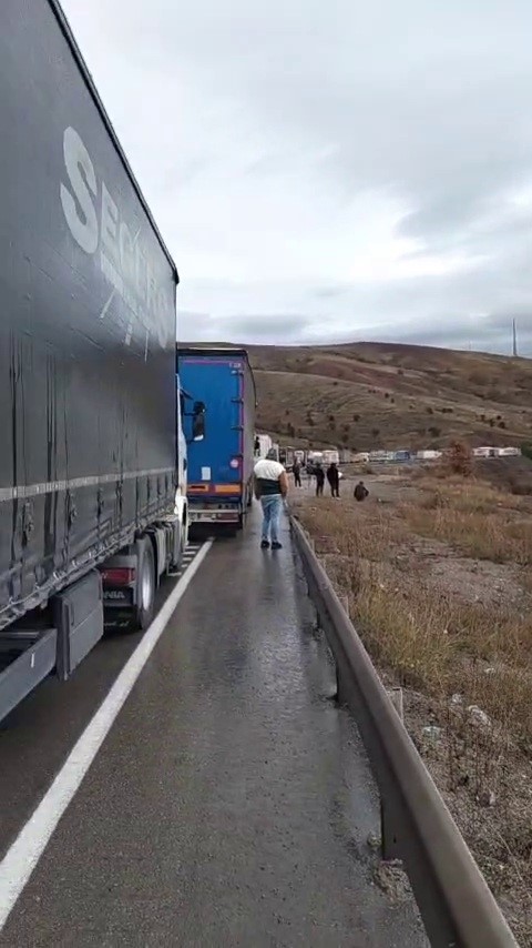 Erzincan-Erzurum yolunda yağış nedeniyle kontrolden çıkan tırlar çarpıştı, ulaşım durdu