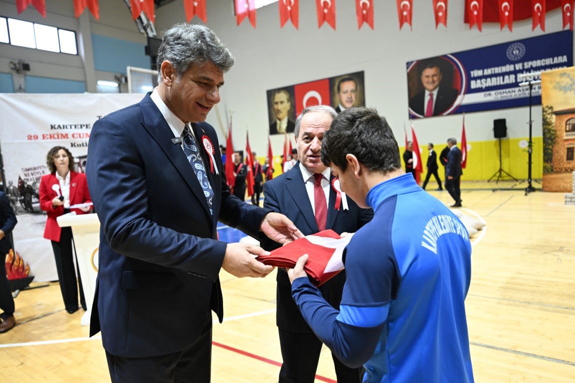Ay yıldızlı bayrak karadan ve sudan zirveye ulaştı