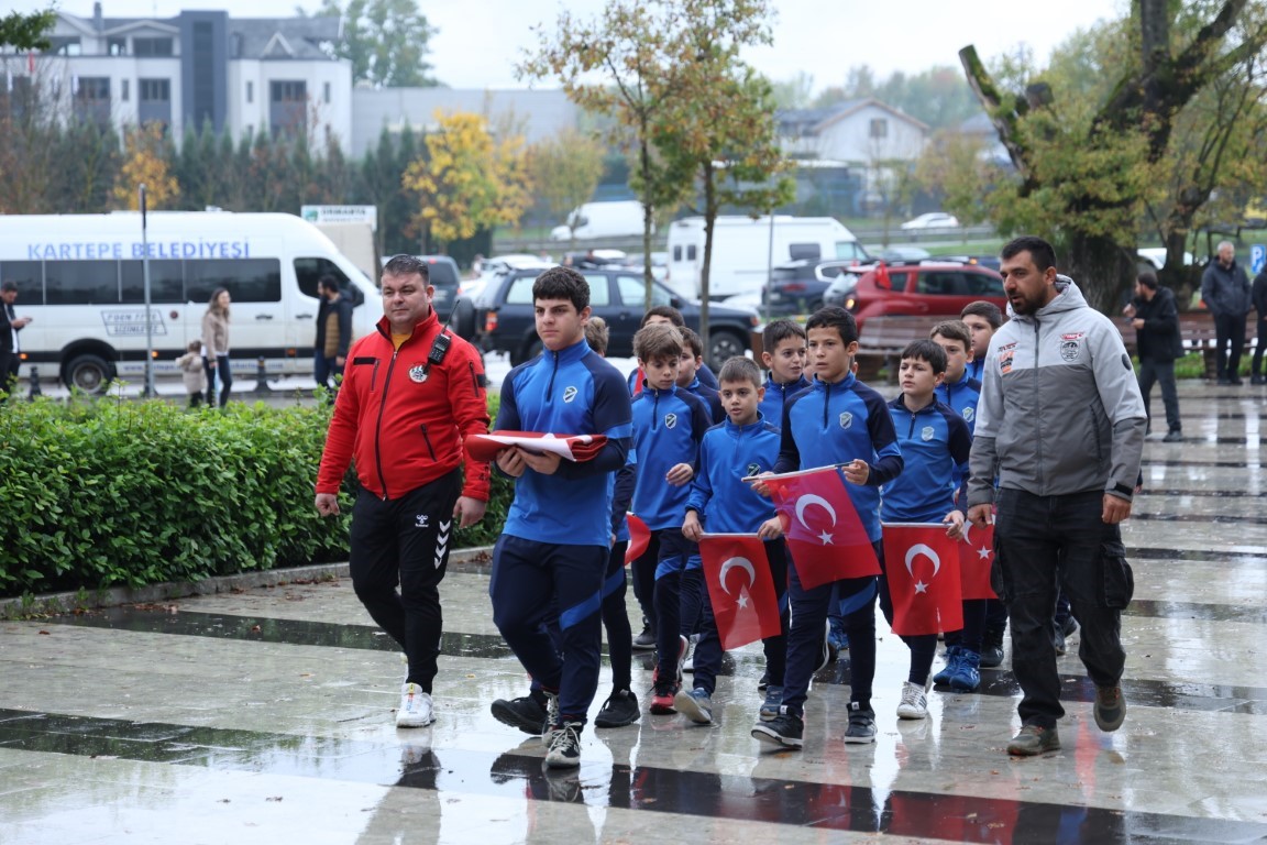 Ay yıldızlı bayrak karadan ve sudan zirveye ulaştı