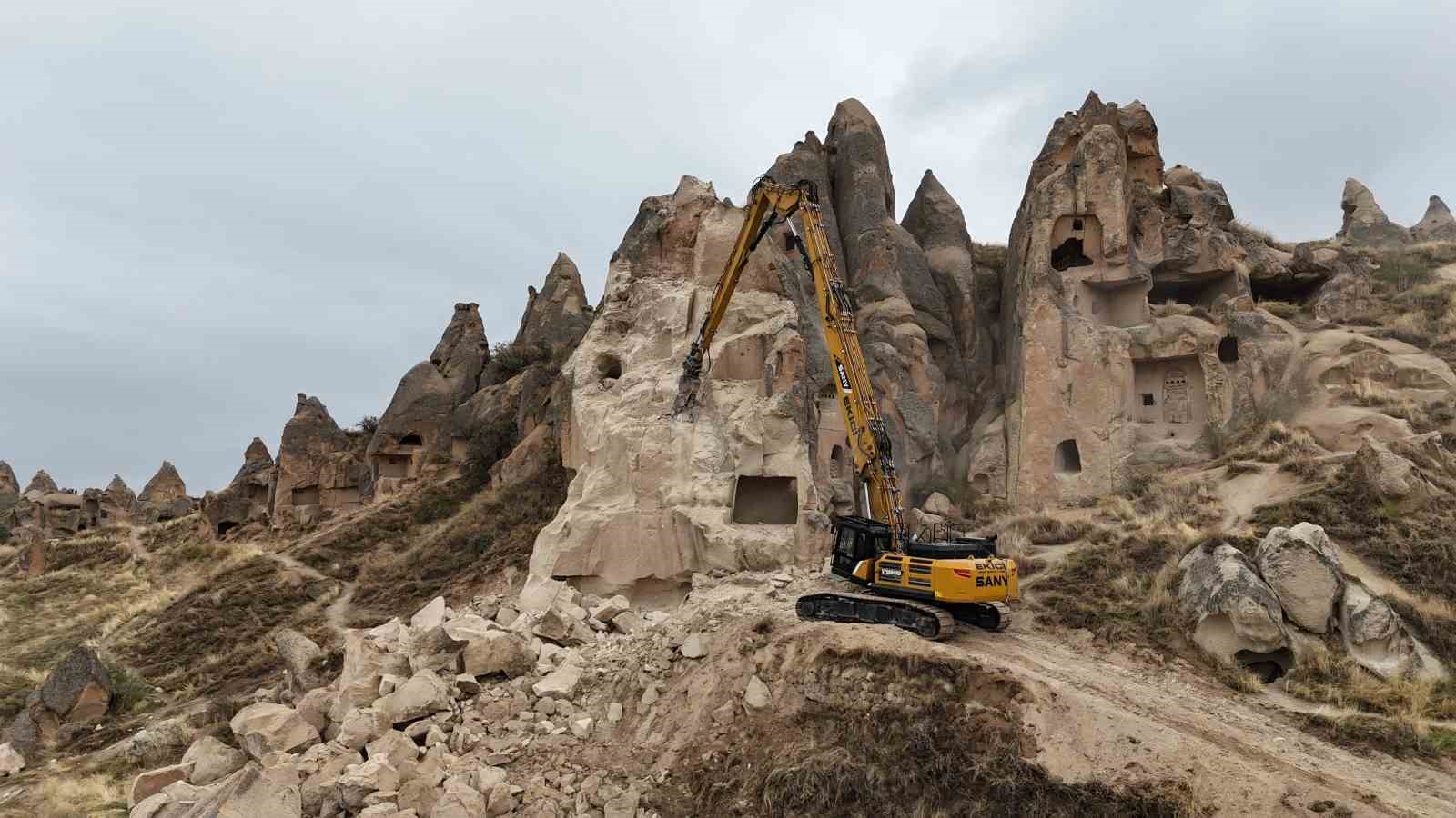 Göreme’de bir kısmı çöken peribacasının çevresinde temizlik çalışmaları başladı