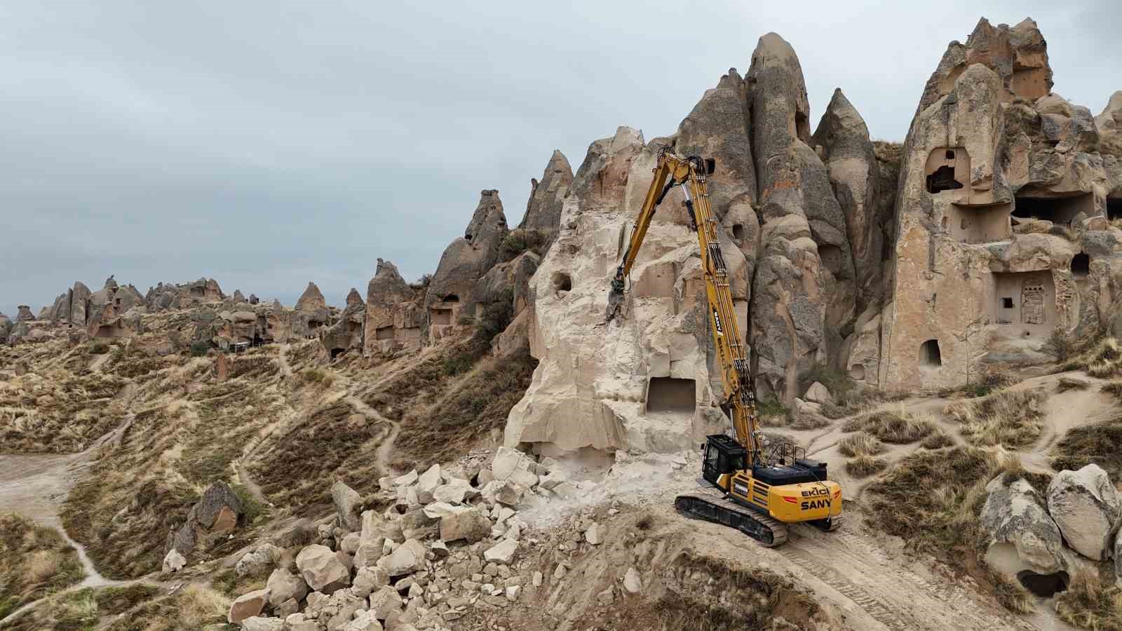 Göreme’de bir kısmı çöken peribacasının çevresinde temizlik çalışmaları başladı